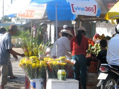Hàng ngàn người chen chân vía Phật bà Nam Hải - 2 Các điểm bán hoa, trái cây...tấp nập đón khách mua cúng bà.