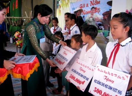 “Em sẽ góp học bổng cùng gia đình ăn Tết” - 2 Lãnh đạo Hội LHPN TP Cần Thơ trao học bổng cho các em học sinh.