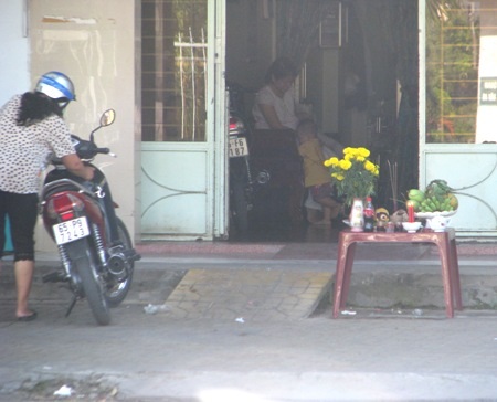 Một bàn thờ cúng tiễn ông Táo về trời trước nhà dân.