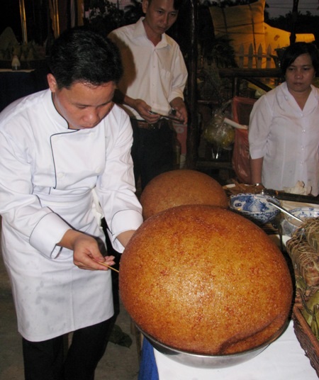 Hơn trăm loại bánh tại ngày hội bánh dân gian Nam Bộ - 3 Đổ bánh khọt.