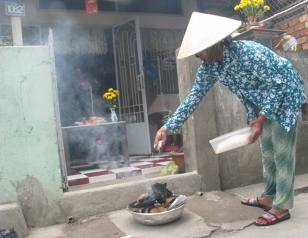 Độc đáo lễ tống ôn - tống gió trên sông Hậu - 5 Cùng đó, nhiều người dân khác họ cũng đốt muối, gạo trước cửa nhà để xua đi tai ương.