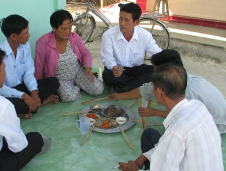 Về miền Tây “sảng khoái” cùng Tết - 3 Ly rượu đế mừng xuân không thể thiếu đối với người dân miền Tây.