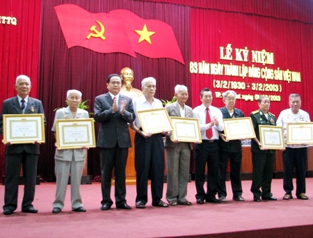 “Mỗi đảng viên cần thực sự gương mẫu trong đạo đức, lối sống” - 3 Trao huy hiệu Đảng cho các Đảng viên. (Ảnh: Huỳnh Hải)