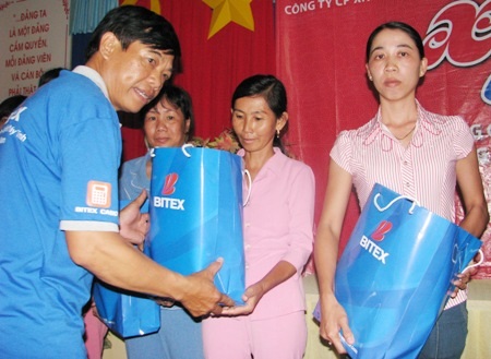 “Có cái bánh, miếng mứt cho con ăn Tết là vui lắm rồi” - 2 Những phần quà Tết của các nhà hảo tâm sẽ góp thêm tinh thần ăn Tết cho các giáo viên.
