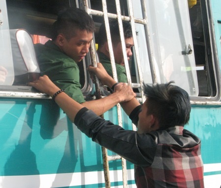 Quyến luyến bạn bè.