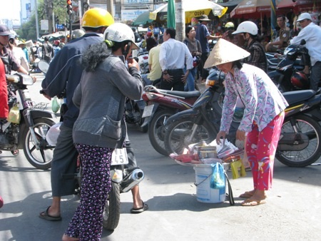 Mua quần áo, tiền bạc giấy.