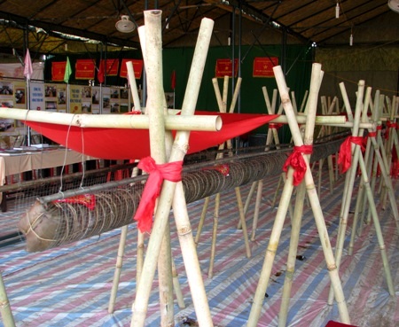 "Thưởng thức" đòn bánh tét dài... 9m - 3 Đòn bánh tét dài khoảng 9m tại Tết quân dân Cần Thơ. (Ảnh: Huỳnh Hải)