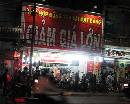 Giảm giá lớn, đón sinh viên. (Ảnh: Huỳnh Hải)