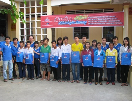 Học trò nghèo buồn vì Tết không có áo mới - 3 Những phần quà Tết chia sẻ khó khăn với học sinh nghèo.