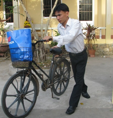 “Có cái bánh, miếng mứt cho con ăn Tết là vui lắm rồi” - 3 Thầy Duy đạp xe đạp đến nhận quà Tết. Với thầy Duy: Tết có cái bánh, miếng mứt đã là quý lắm.