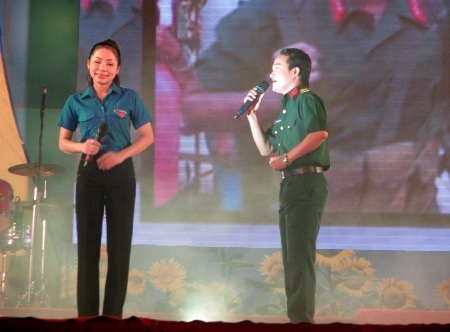 Ấm áp nghĩa tình đêm vui Tết quân dân - 3 Hai nghệ sĩ hát bài vọng cổ Mùa xuân Đông Thắng.