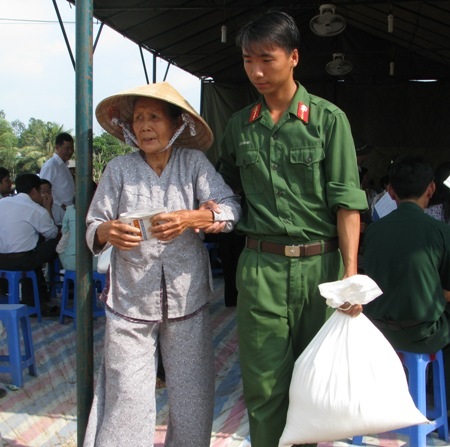 “Hên quá, có gạo ăn Tết rồi!” - 4 Nghĩa tình quân- dân.