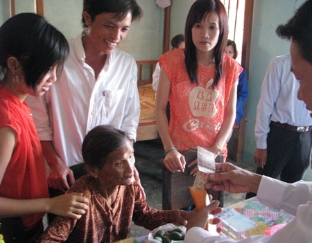 Về miền Tây “sảng khoái” cùng Tết - 6 Con cháu tề tựu mừng tuổi lì xì cho ông bà...