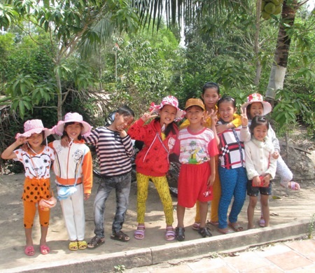 Về miền Tây “sảng khoái” cùng Tết - 11 Trẻ con miền Tây vui Tết.