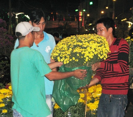 Hối hả “mang Tết” về nhà - 2 Tất bật mua dưa hấu về chưng Tết.