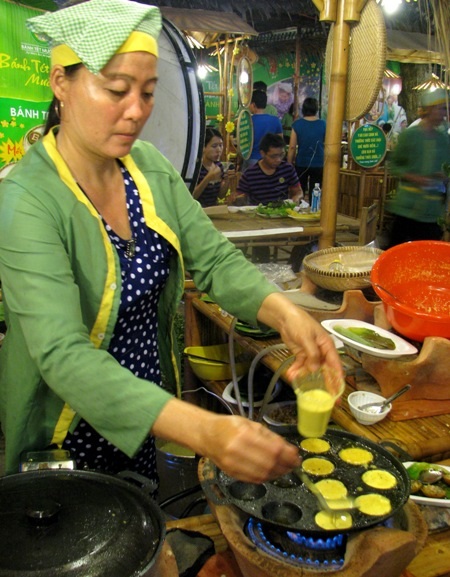 Hơn trăm loại bánh tại ngày hội bánh dân gian Nam Bộ - 4 Đổ bánh khọt.