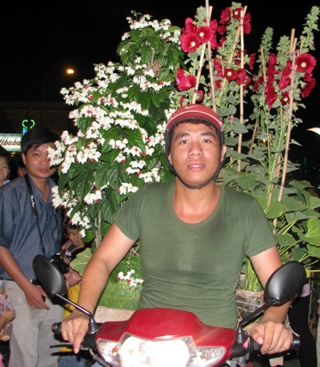 Hối hả “mang Tết” về nhà - 3 Tất bật mua dưa hấu về chưng Tết.