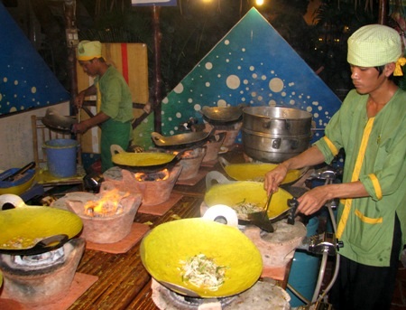 Hơn trăm loại bánh tại ngày hội bánh dân gian Nam Bộ - 6 Làm bánh xèo, một trong những món bánh đặc trưng của vùng Nam Bộ.