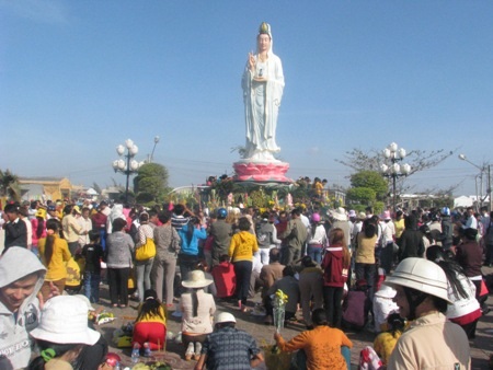 Hàng ngàn người chen chân vía Phật bà Nam Hải - 8 Rất đông người mang trái cây, hoa, nước suối, nhan...đến vía Phật bà Nam Hải những ngày đầu năm.