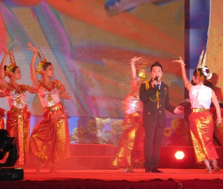 Ấm áp nghĩa tình đêm vui Tết quân dân - 5 Sao mai điểm hẹn 2008 Hoàng Nghiệp với bài Người lính tình nguyện và điệu múa Apsara.