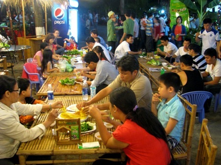 Hơn trăm loại bánh tại ngày hội bánh dân gian Nam Bộ - 12 Ngày hội bánh đã thu hút đông đảo người dân đến thưởng thức. (Ảnh: Huỳnh Hải)