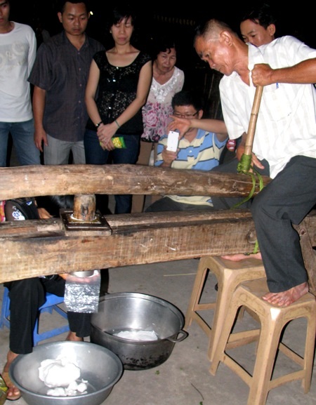 Hơn trăm loại bánh tại ngày hội bánh dân gian Nam Bộ - 5 Quay một lại bánh từ bột gạo.
