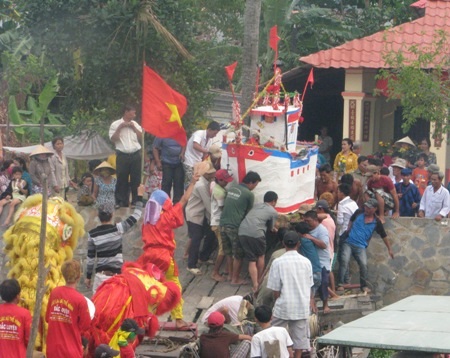 Độc đáo lễ tống ôn - tống gió trên sông Hậu - 8 Sau các nghi thức lễ, thuyền được mang xuống ghe chở đi diễu hành.