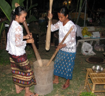 Hơn trăm loại bánh tại ngày hội bánh dân gian Nam Bộ - 7 Đâm cốm dẹp, loại cốm đặc trưng của đồng bào Khmer.