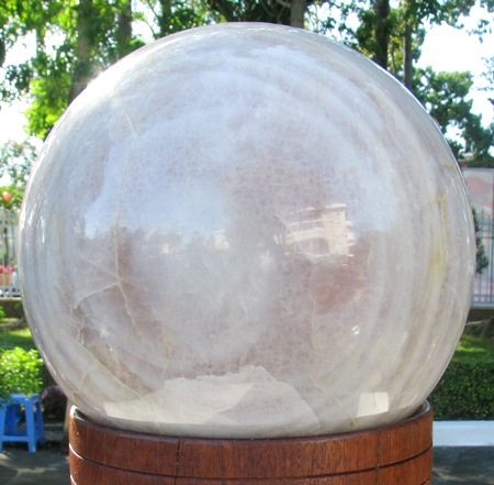 Hòn Cầu thạch anh hồng, 24,7kg, 10 triệu đồng.