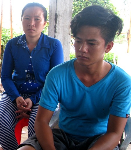 Nhà bếp cháy rụi, vòng tròn đỏ là nơi phát hiện thi thể nạn nhân nằm kề bên tủ lạnh.