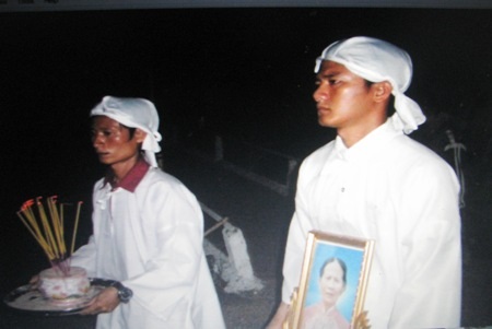 Hai người con trai của bà Lý trong ngày tang mẹ.