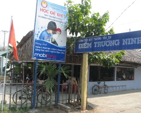 Lắp hàng trăm pano tuyên truyền phong trào khuyến học, khuyến tài ở vùng sâu - 1 Lắp hàng trăm pano tuyên truyền phong trào khuyến học, khuyến tài ở vùng sâu