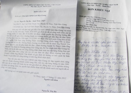 Cụ Ba và con trai trong buổi tiếp xúc trao đổi vụ việc với PV