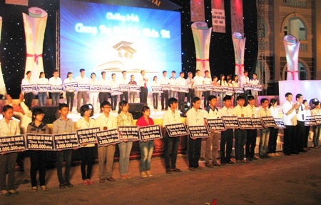 Sinh viên nghèo nhận học bổng Chung tay vun đắp nhân tài vào tối ngày 16/3