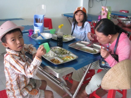 Ấm lòng quán cơm chay 2.000 đồng cho người nghèo - 6 Quán phục vụ vì người nghèo là chính.