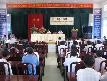 Tuyên dương nhiều dòng họ, gia đình hiếu học tiêu biểu - 1 Đại hội tuyên dương những DHHH, GĐHH tiêu biểu lần I của huyện Hồng Dân.