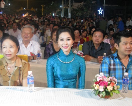 Hoa hậu Thu Thảo rạng rỡ ngày về quê hương giao lưu với người dân