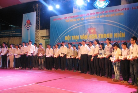 Trao nhiều suất học bổng nhân kỷ niệm ngày thành lập Đoàn 26/3 - 1 Các sinh viên là đoàn viên khó khăn nhận học bổng.
