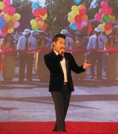 Ca sĩ Hoàng Nghiệp trình bày ca khúc