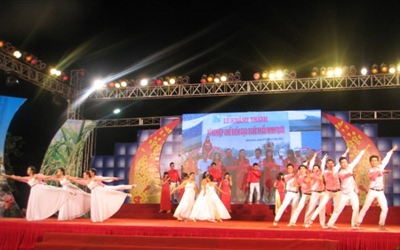 Tiết mục kết thúc đêm văn nghệ Nặng nghĩa quê hương ở Bạc Liêu. (Ảnh: Huỳnh Hải)