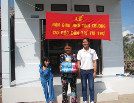 Đại diện nhóm chia sẻ yêu thương Cần Thơ tặng quà cho gia đình em Nhung. (Ảnh: Huỳnh Hải)