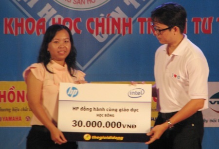 Trao nhiều suất học bổng nhân kỷ niệm ngày thành lập Đoàn 26/3 - 2 Các sinh viên là đoàn viên khó khăn nhận học bổng.