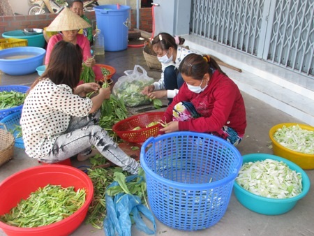 Ấm lòng quán cơm chay 2.000 đồng cho người nghèo - 7 Chung tay vì người nghèo tại quán cơm chay Nhân ái.