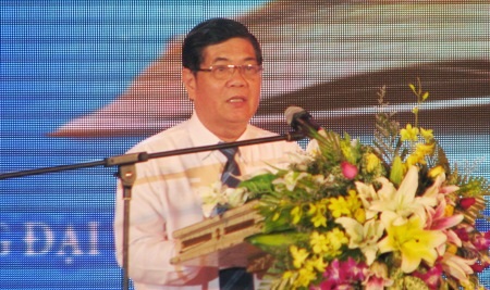 Sinh viên nghèo nhận học bổng Chung tay vun đắp nhân tài vào tối ngày 16/3