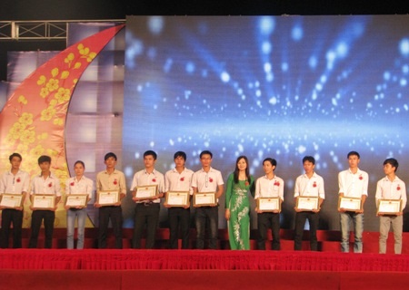 Trao học bổng cho các sinh viên.