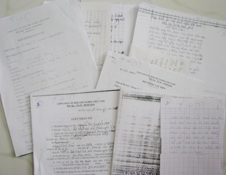 Bà Hạnh cho biết, việc mua bán, mượn nợ của bà với những người dân đều có giấy tờ rõ ràng.