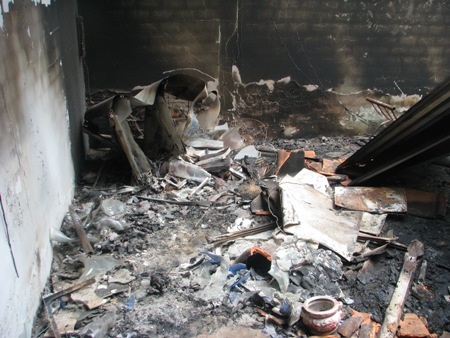 Vụ cháy đã thiêu rụi hầu hết các vật dung bên trong nhà.