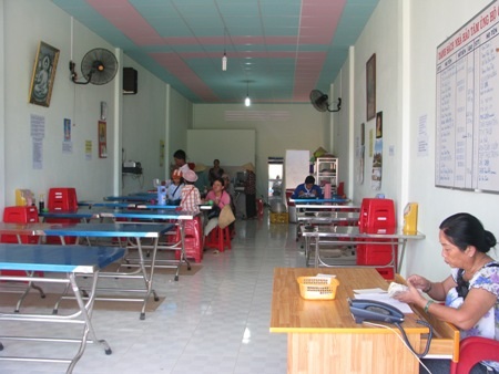 Ấm lòng quán cơm chay 2.000 đồng cho người nghèo - 3 Khuôn viên quán sạch sẽ, thoáng mát, người vất vả sẽ cảm thấy ăn ngon hơn.