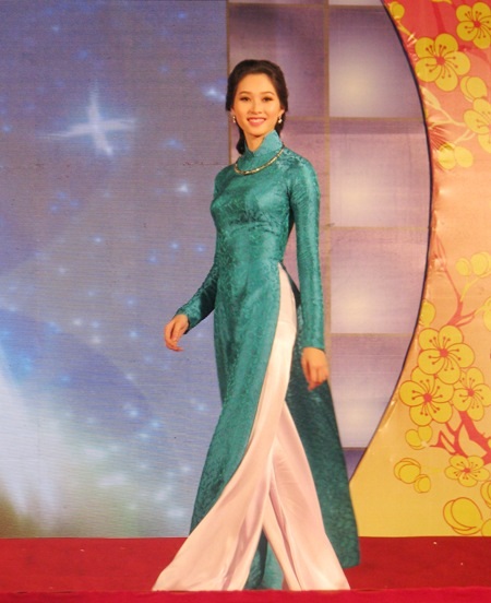 Hoa hậu thướt tha xuất hiện trên sân khấu giao lưu