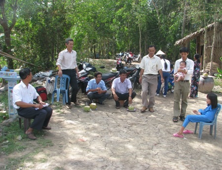 Chính quyền địa phương và bà con hàng xóm đến chia vui cùng gia đình em Hồng Nhung.